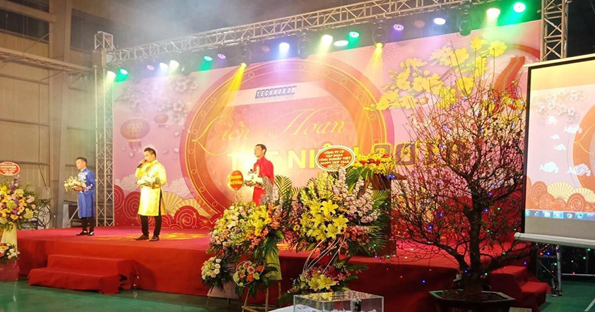Bũa tiệc tất niên công ty với nhiều tiết mục hay sau lời phát biểu của lãnh đạo