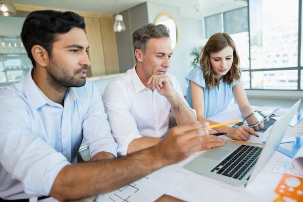 Mức lương Sales Engineer bao gồm lương cơ bản, thưởng doanh số và hoa hồng