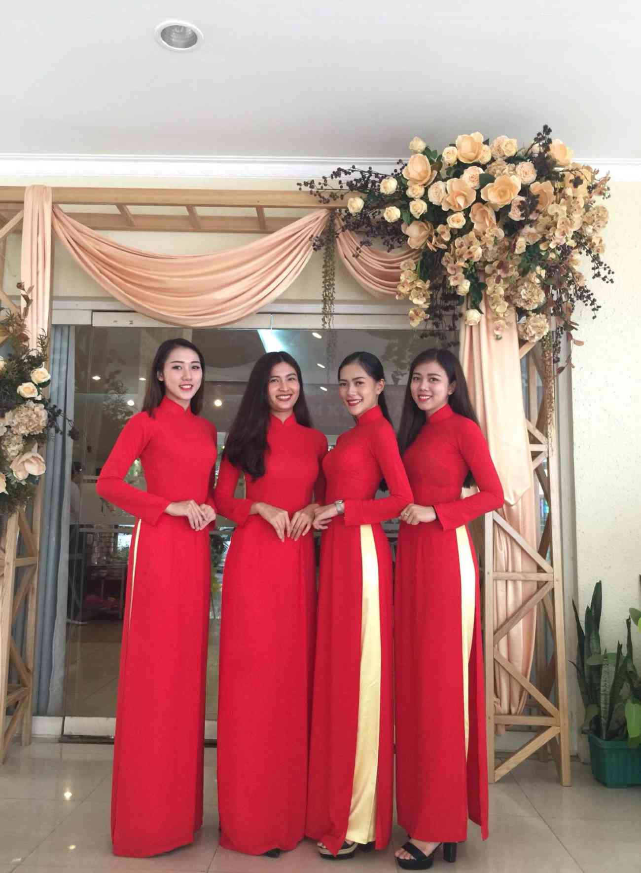 Công việc khi làm khánh tiết chủ yếu là tiếp đón, hỗ trợ khách mời