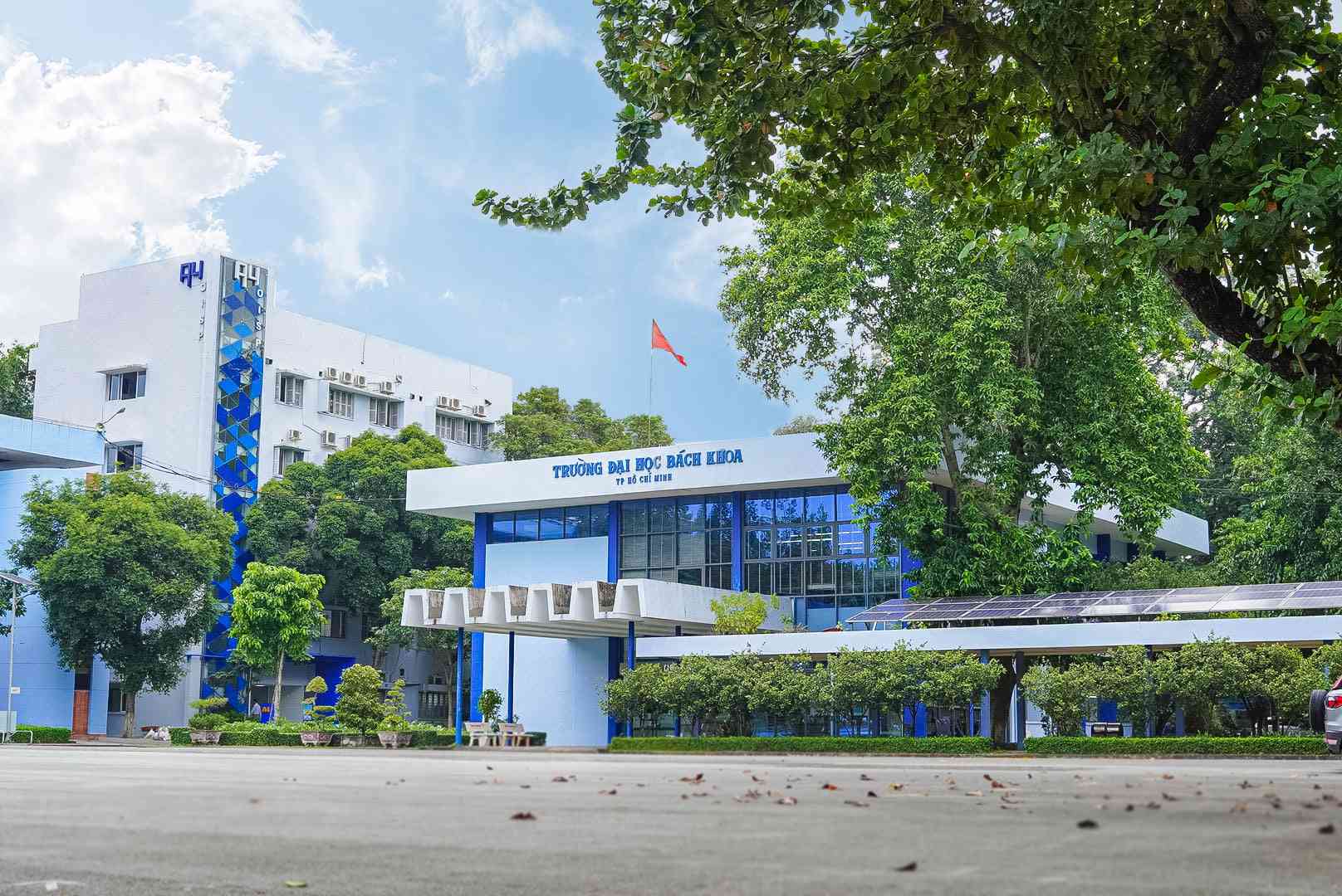 Tại HCMUT, ngành Công nghệ Thông tin được đào tạo trong các chương trình như Khoa học Máy tính và Kỹ thuật Máy tính