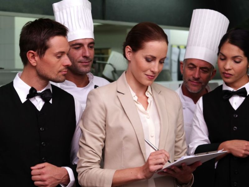 Cách quản lý nhà hàng cần thiết lập quy tắc ứng xử và tôn trọng giữa nhân viên và khách hàng