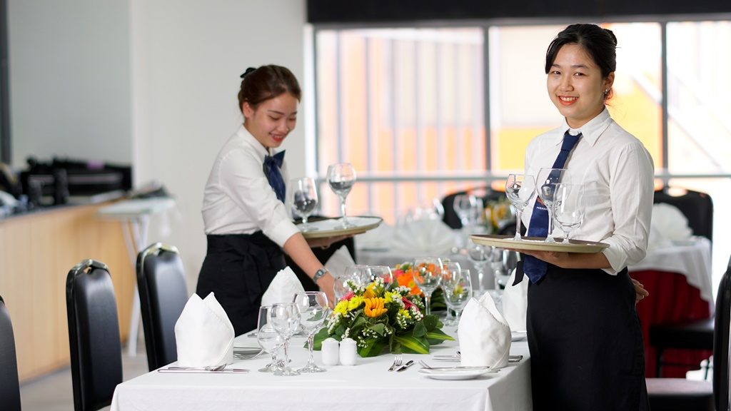 Khánh tiết là công việc rất xem trọng ngoại hình