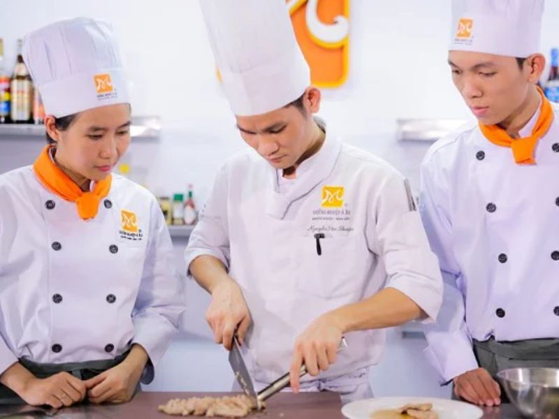 Học đầu bếp sẽ có các ngành Quản trị món ăn hoặc Kỹ thuật chế biến món ăn