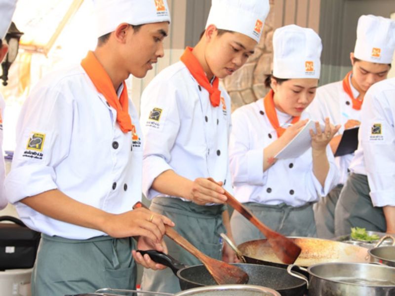 Trung tâm đào tạo việc làm tập trung vào hoạt động thực hành nấu ăn