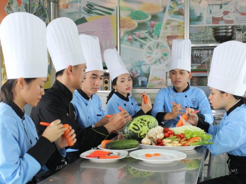 Để làm đầu bếp bạn phải có tuổi từ 14 trở lên và sức khỏe tốt