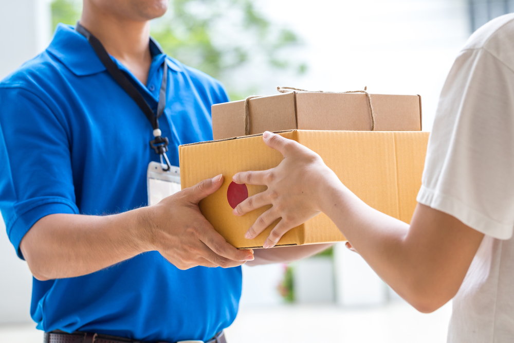 Nhân viên giao chở hàng có bằng lái xe và sẵn lòng làm việc theo ca