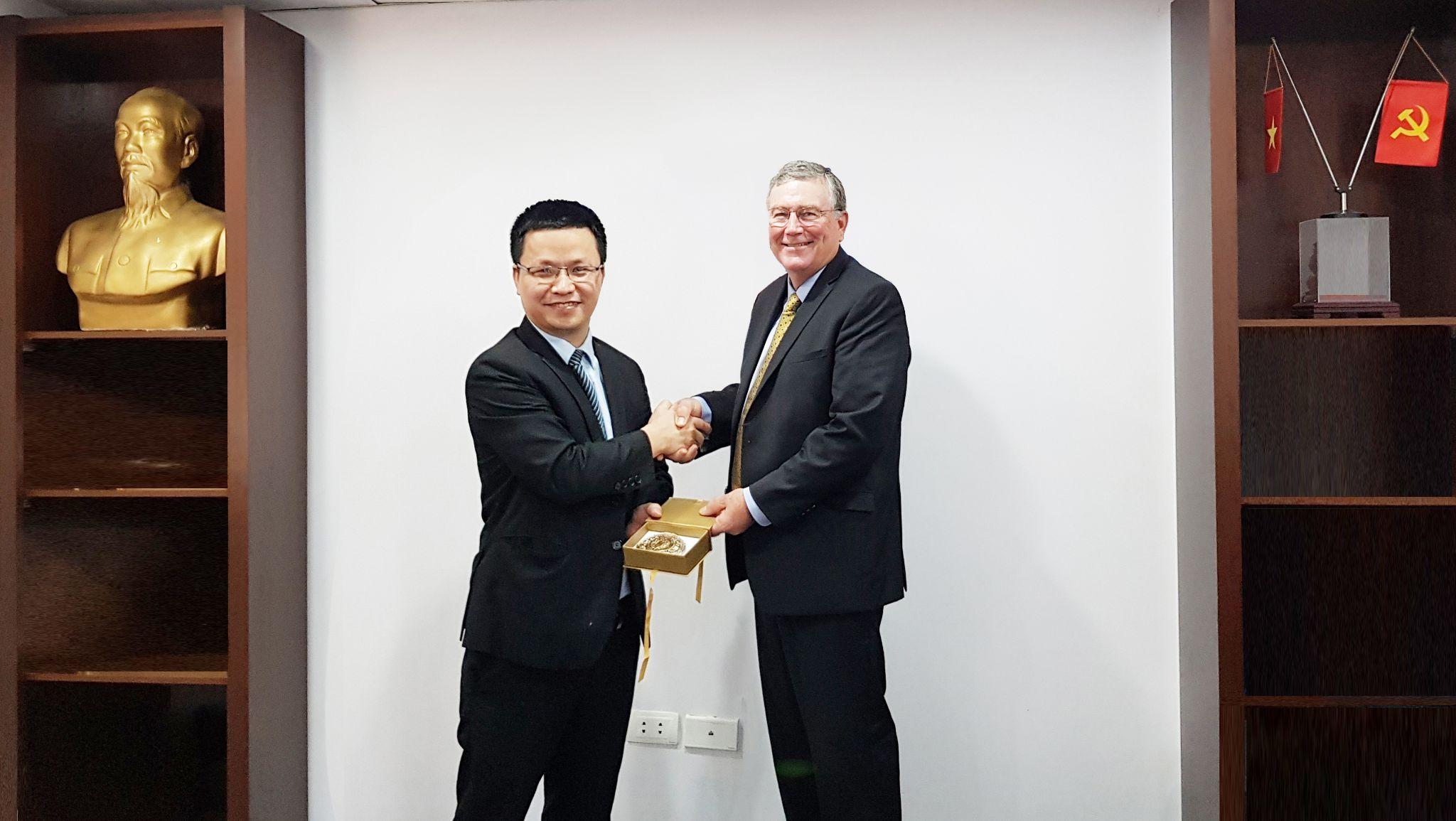 CEO Tony Vũ được ông Scott Bedke trao bằng khen và huy hiệu