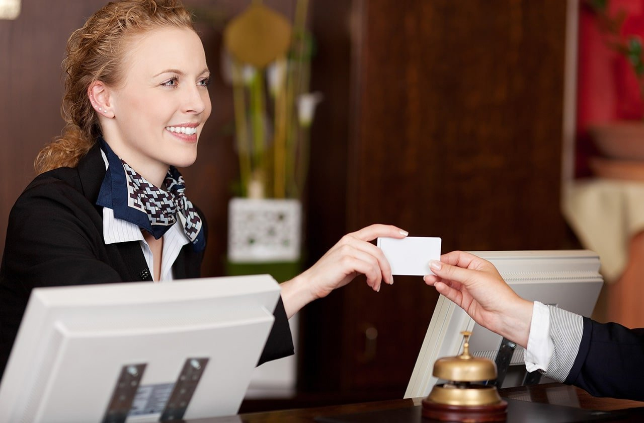 Nói tiếng Anh thông thạo đi kèm với nụ cười rạng rỡ, thái độ tôn trọng khách hàng là điểm cộng cho nhân viên lễ tân