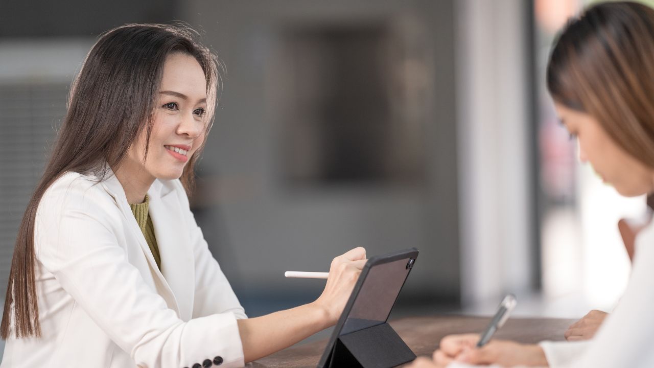 Kỹ năng giao tiếp, quan sát, thuyết phục rất cần thiết cho tư vấn viên