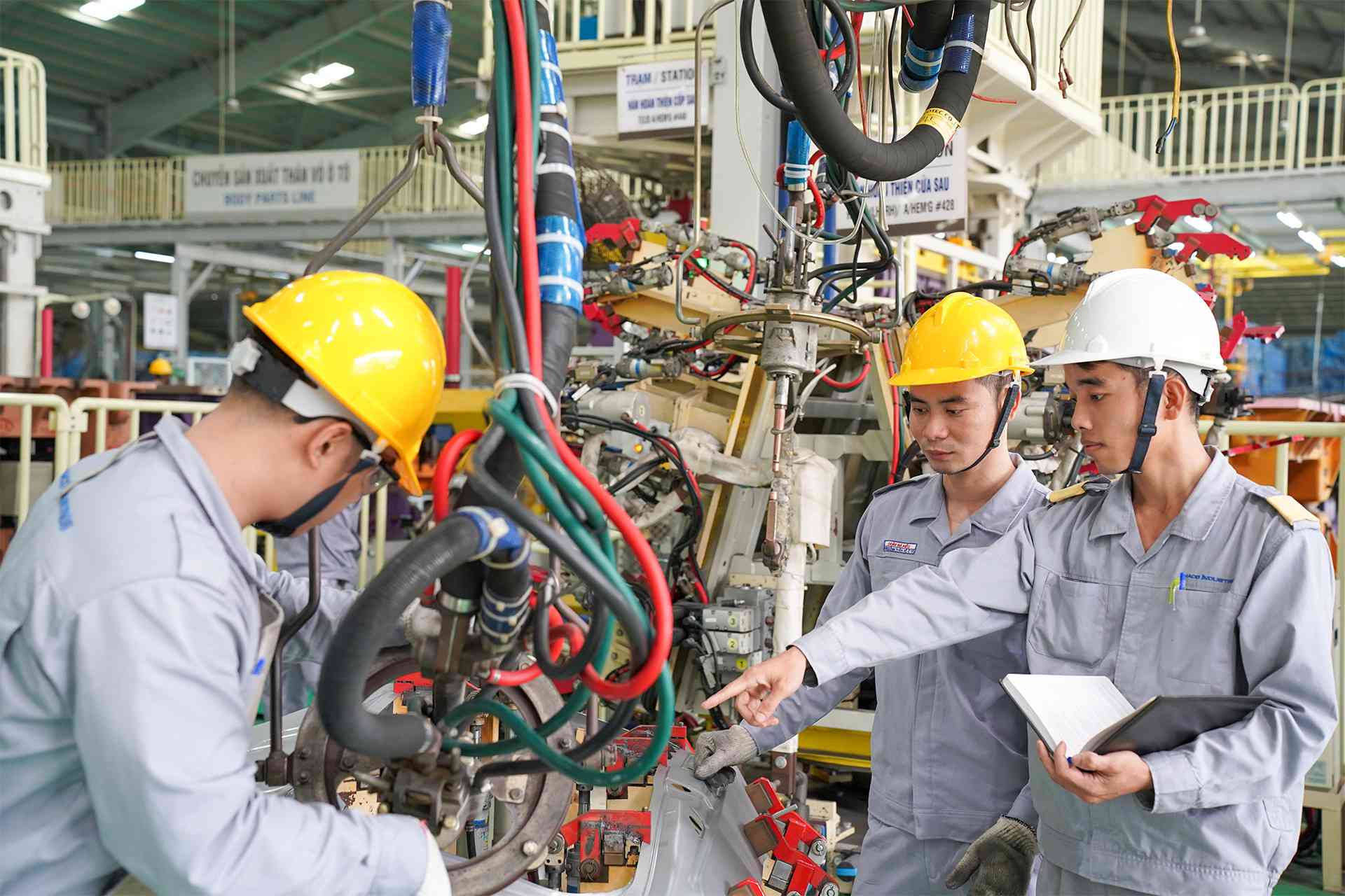 Làm việc ở các xưởng sản xuất bạn cần phải chịu được áp lực tốt và linh hoạt trong công việc