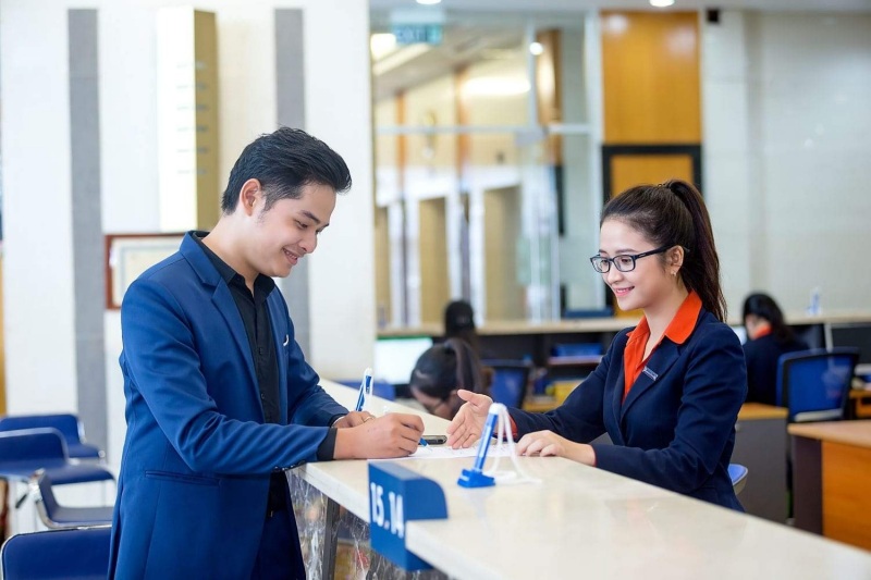 Nhân viên tín dụng ngân hàng là những người tư vấn, giải đáp thắc mắc về khoản vay cho khách