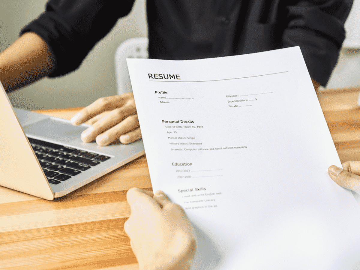 Bản CV thiết kế web nên được lưu dưới dạng PDF, ứng viên cần in ra và mang theo khi tham dự vòng phỏng vấn