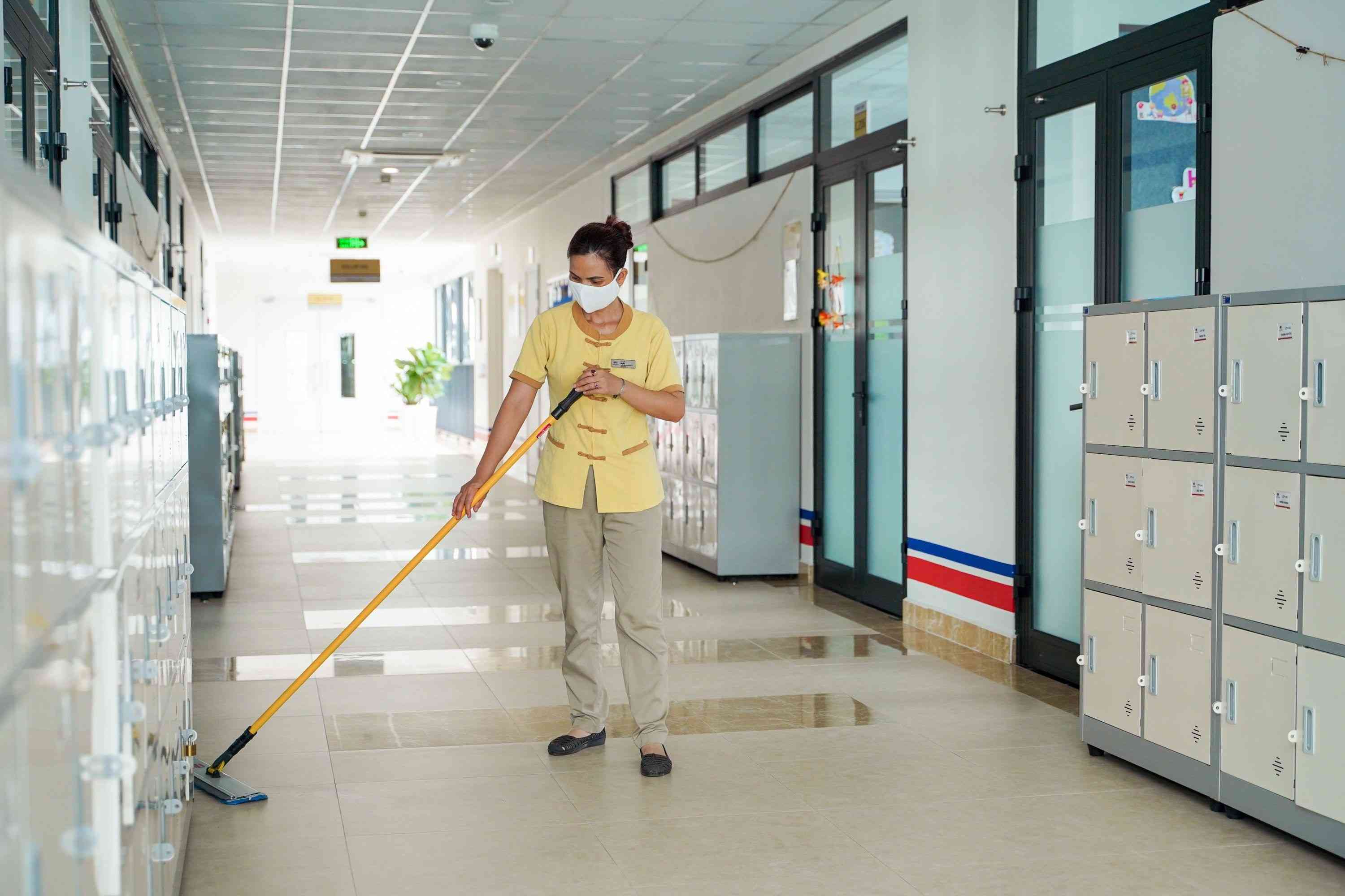 Nhiệm vụ của nhân viên tạp vụ trường học vô cùng đa dạng