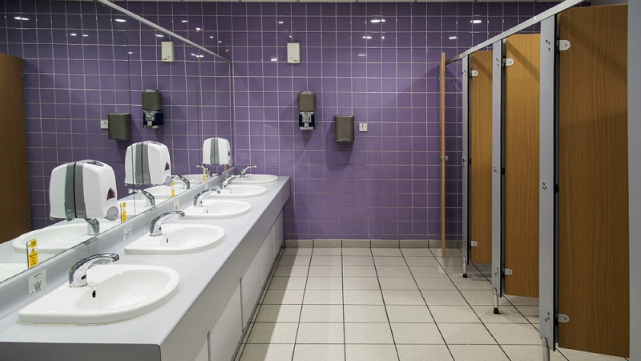 Nhiệm vụ của nhân viên tạp vụ trường học tại khu vực toilet là đảm bảo vệ sinh, sạch sẽ
