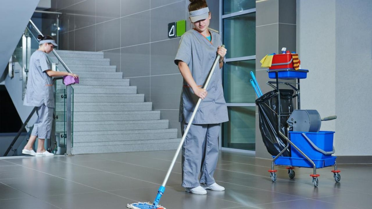 Ở khu vực hành lang, nhân viên tạp vụ phải quét dọn và đảm bảo không có rác vương vãi