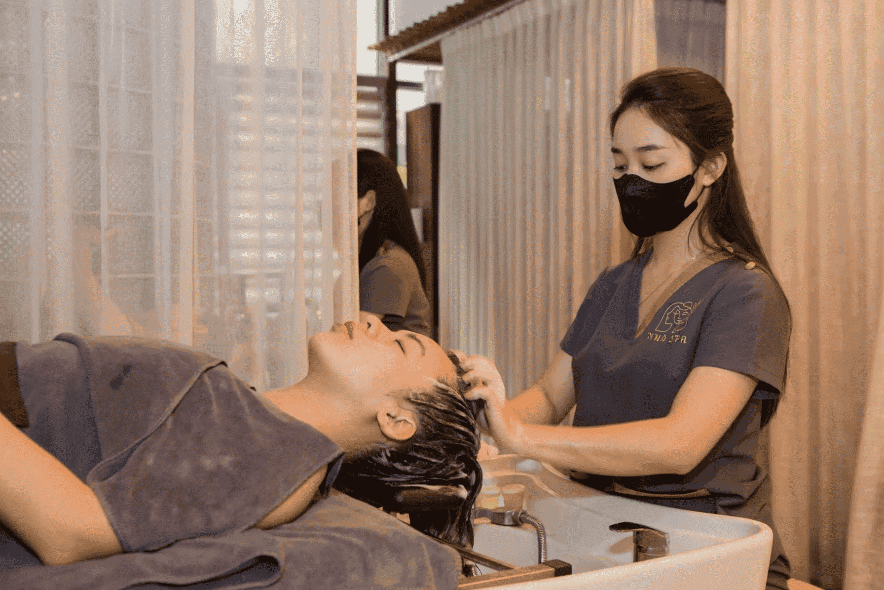 Công việc gội đầu là một trong những nghề phù hợp với nữ giới, công việc này thường không có nhân viên là nam