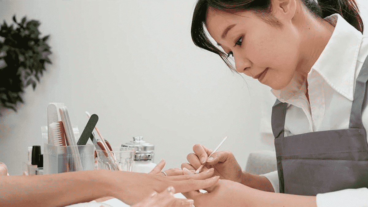 Nhân viên làm nail cần có sự tỉ mỉ, khéo léo và sáng tạo