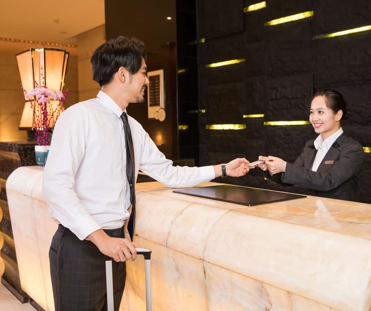 Giao tiếp lễ tân khách sạn 3