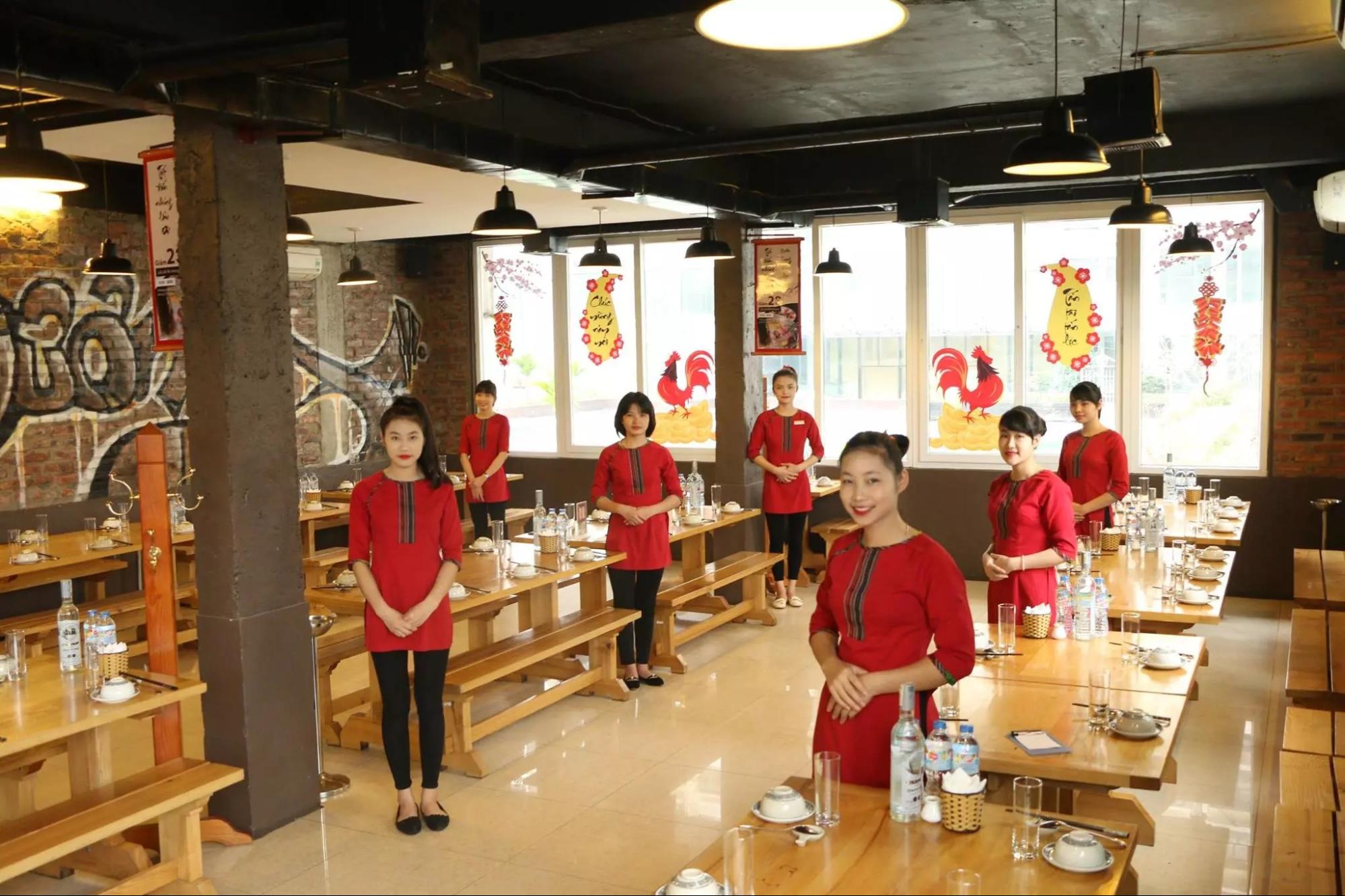 Quy mô nhà hàng ảnh hưởng đến lương nhân viên phục vụ