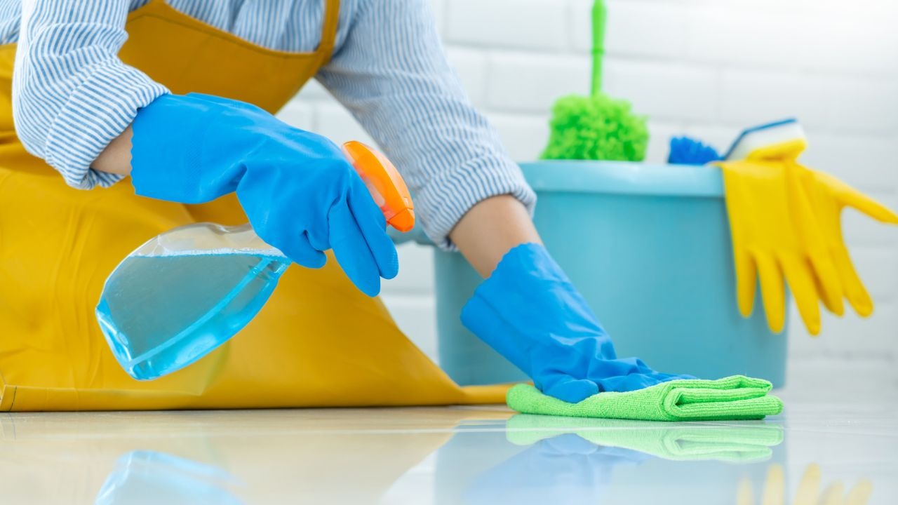 Dù không bắt buộc nhưng các bên nên ký hợp đồng thuê nhân viên tạp vụ