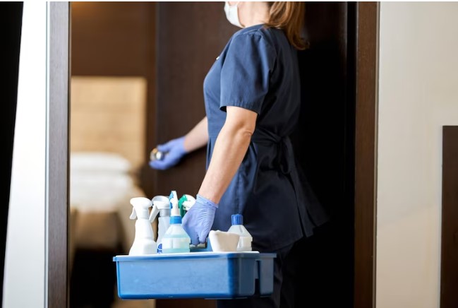 Nhân viên tạp vụ khách sạn thực hiện rất nhiều công việc khác nhau
