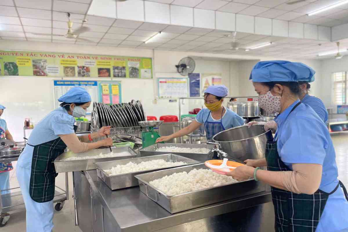 Lao động phổ thông có thể tìm việc làm bao ăn ở tại các bếp ăn, nhà hàng