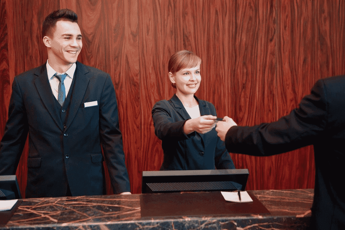 So với mặt bằng chung, mức lương của lễ tân khách sạn ở mức khá