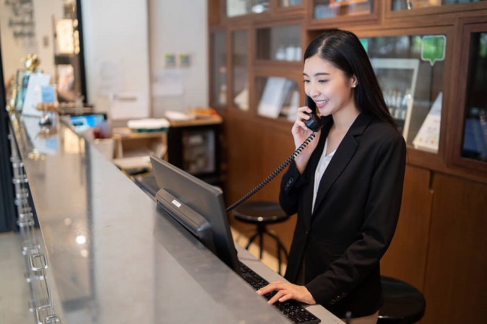 Giọng nói trong giao tiếp lễ tân khách sạn là điều rất quan trọng