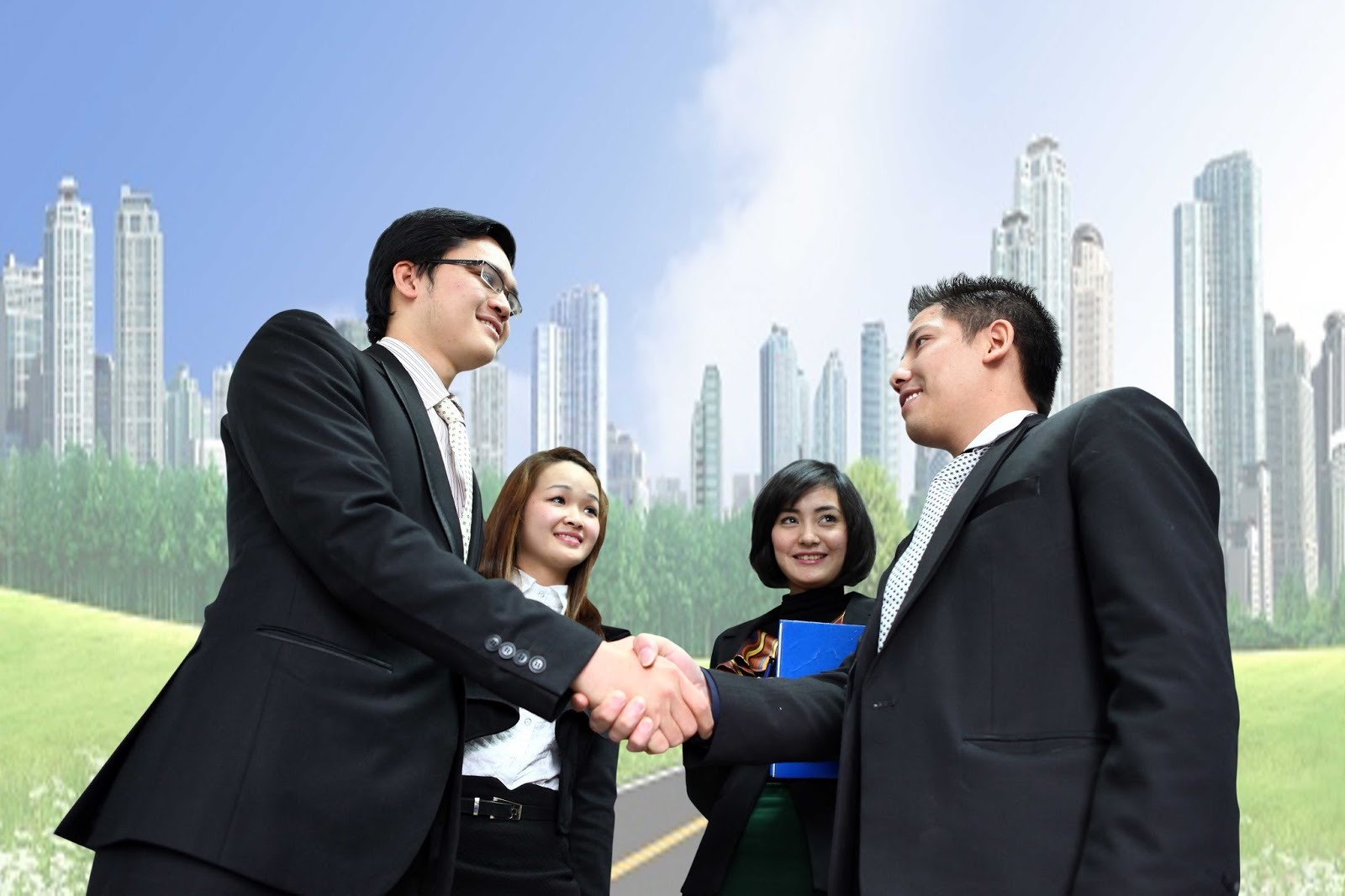 Biết được chuyên viên đối ngoại là gì bạn sẽ hiểu được tầm quan trọng của vị trí này với tổ chức, doanh nghiệp