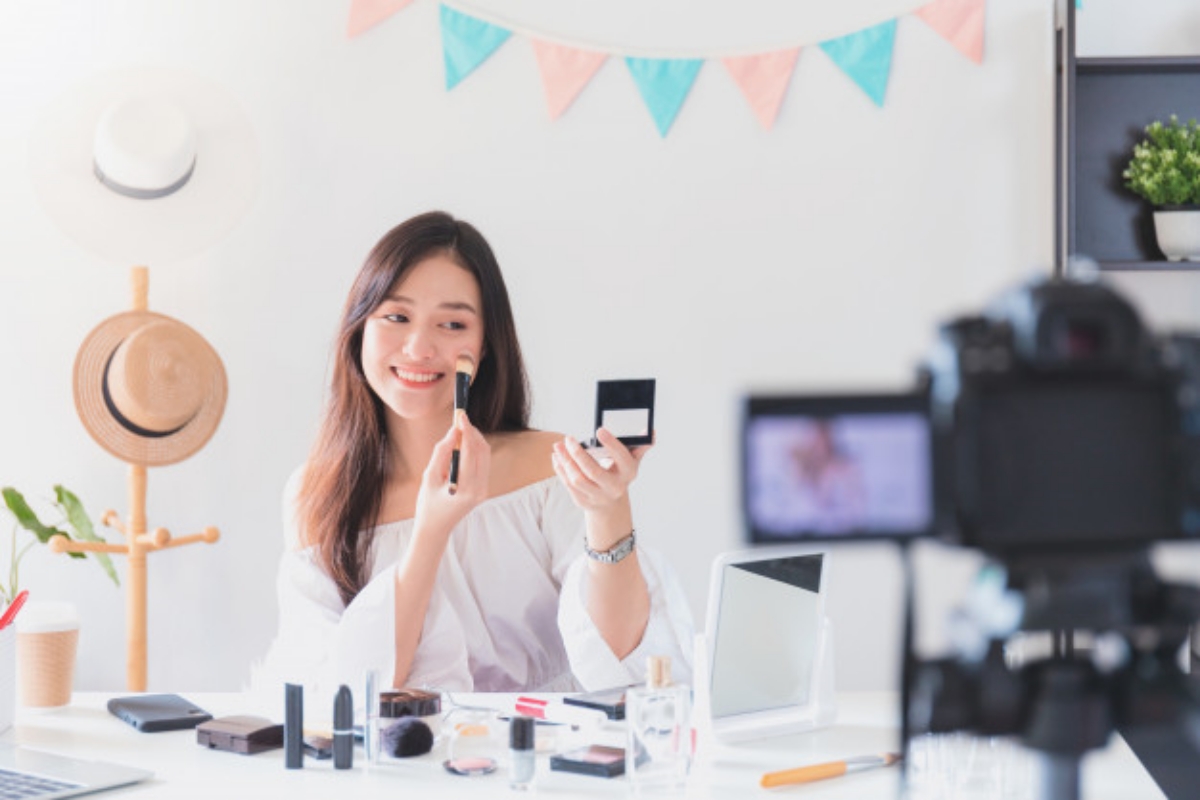 Các nền tảng livestream hiện nay rất đa dạng, thông qua Facebook, Youtube, Tiktok,..
