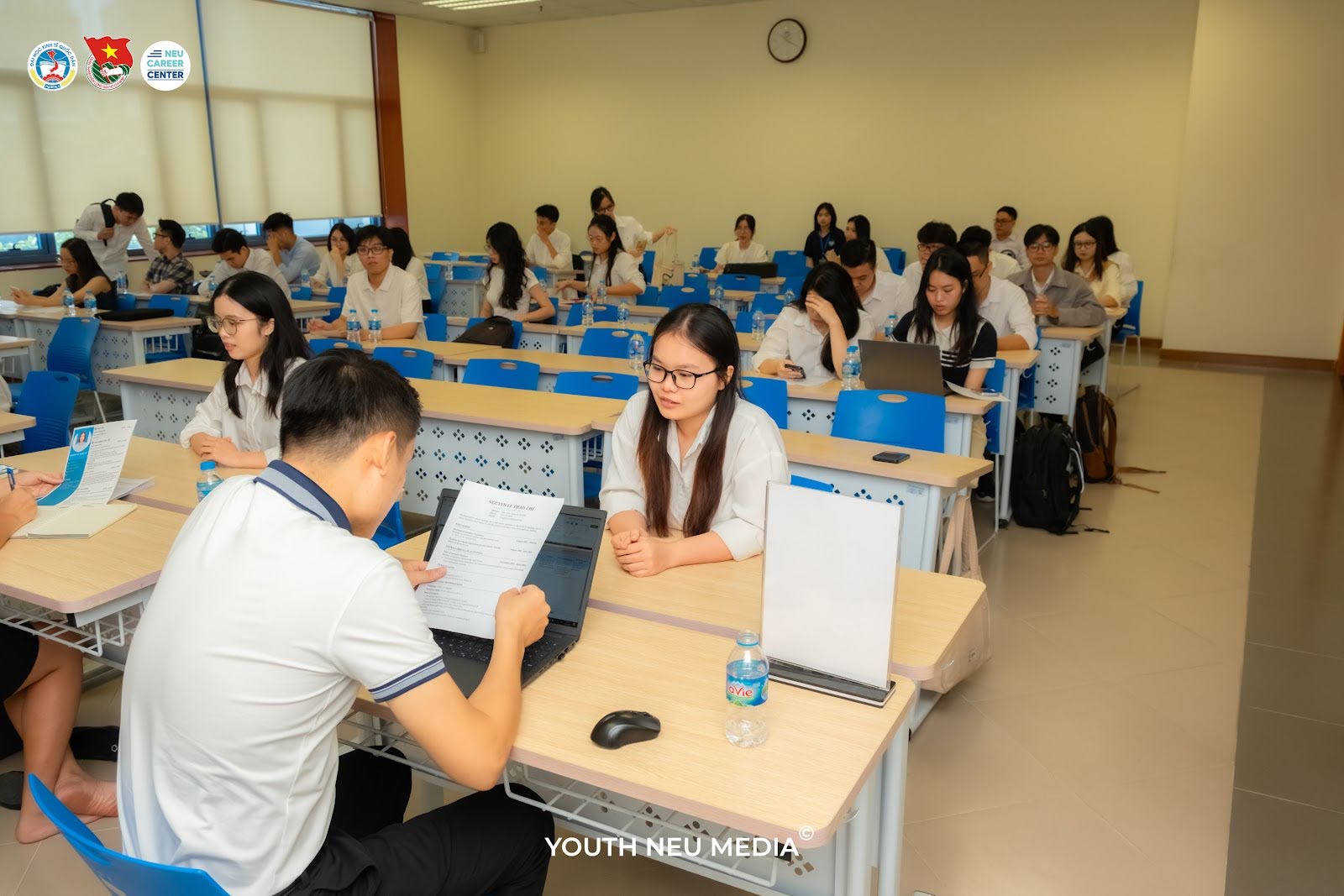 Tư vấn tuyển dụng trực tiếp tại sự kiện